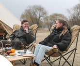 chaise-de-camping-deux-personnes-se-parlent