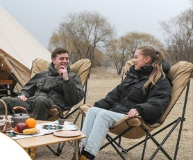 chaise-de-camping-deux-personnes-se-parlent