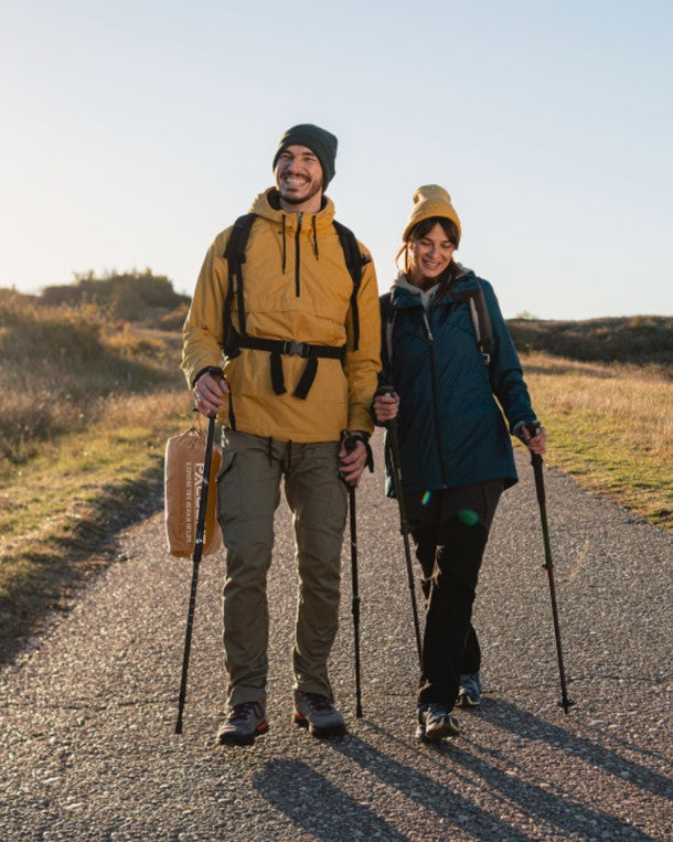 couple marche avec matelas gonflable 1 personne dans sac transport