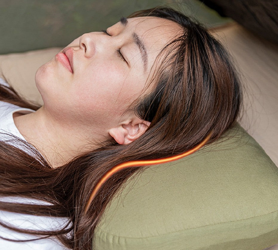 coussin-de-voyage-femme-dort