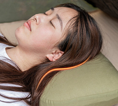 coussin-de-voyage-femme-dort