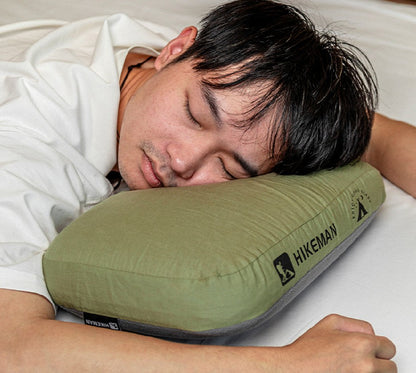 coussin-de-voyage-homme-dort