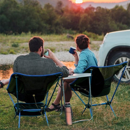 deux-adultes-se-repose-sur-chaise-de-camping