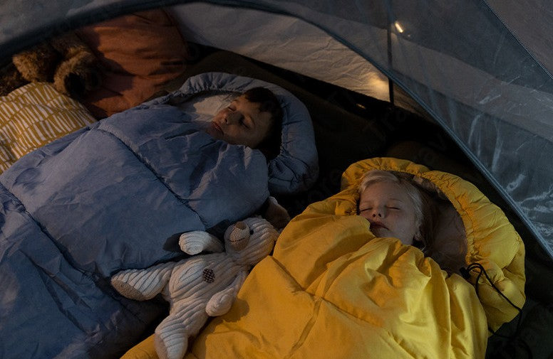deux enfants dans sac de couchage enfant dorment