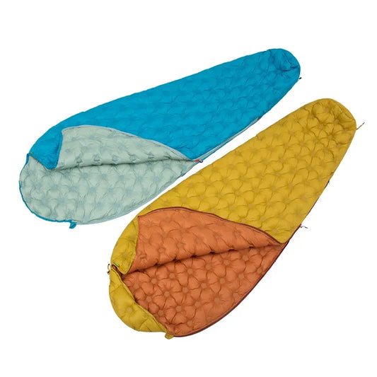 deux sacs de couchage bleu et jaune