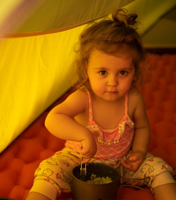 enfant sur matelas gonflable