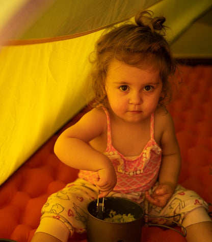 enfant sur matelas gonflable