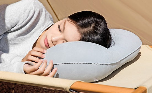 femme dort sur coussin gonflable