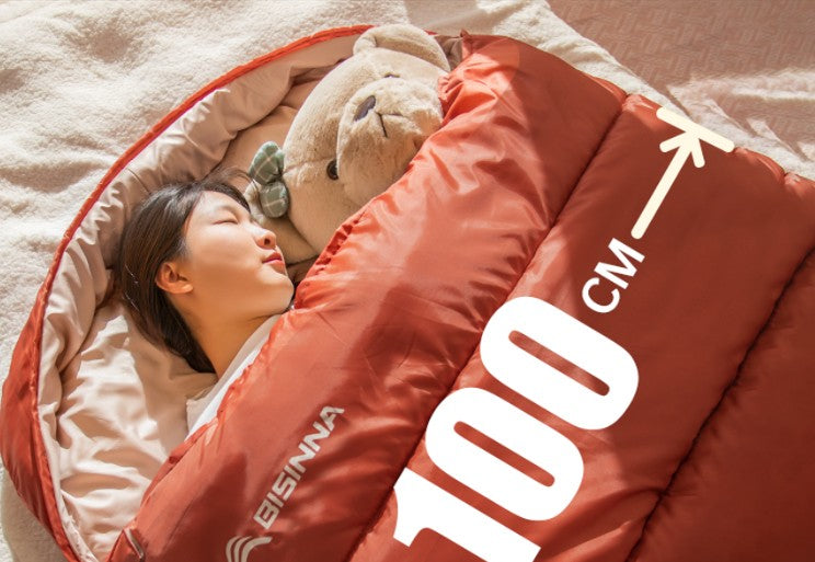 fille couche dans sac de couchage 