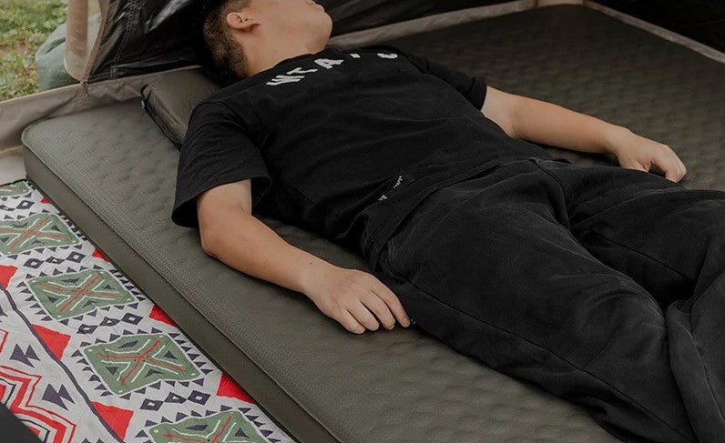 homme couche matelas gonflable