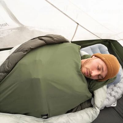 homme dormir dans drap sac couchage dans tente