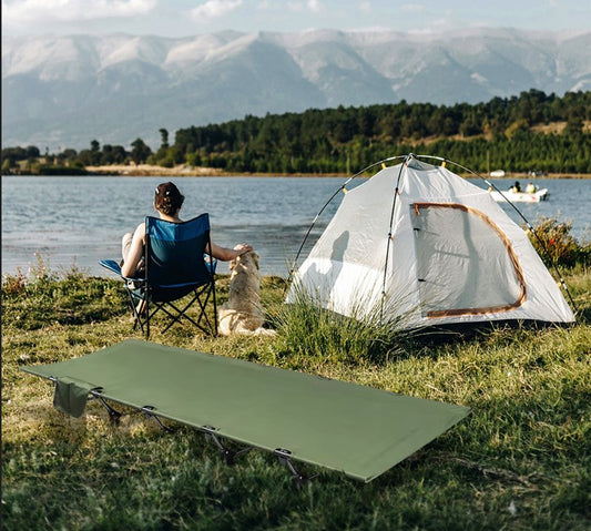 lit de camp exterieur pres lac