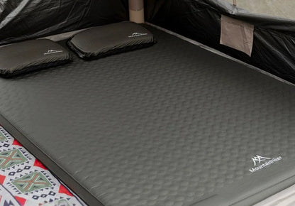 matelas gonflable vert double dans tente