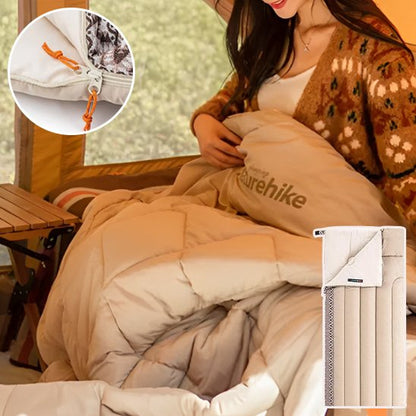 sac de couchage femme dans la tente