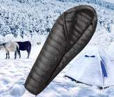 sac-de-couchage-grand-froid-le-synthetique-devant-tente