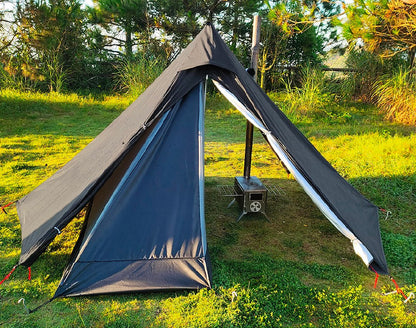 tente-camping-conique-avec-chambre-noire-sur-gazon