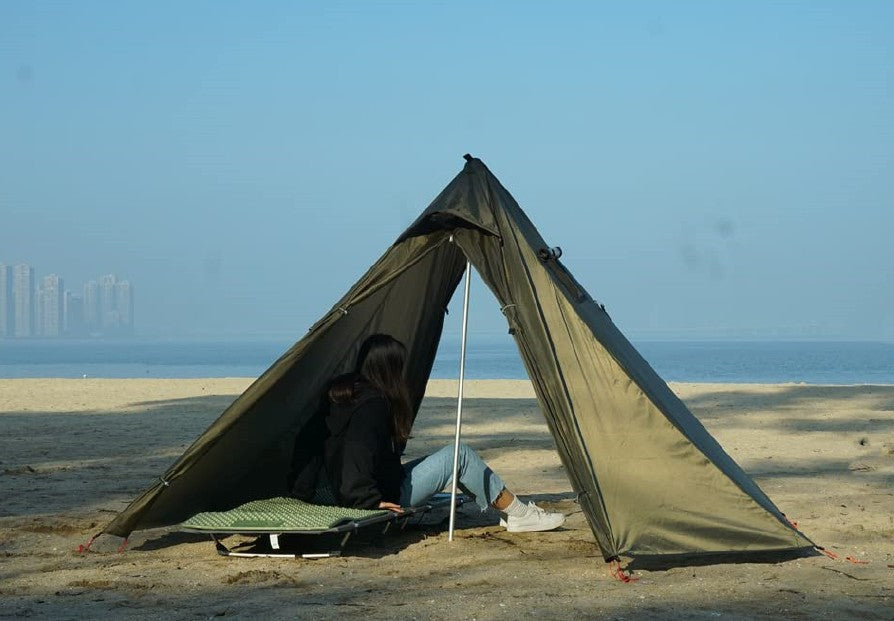 tente-camping-conique-deux-portes-bord-plage