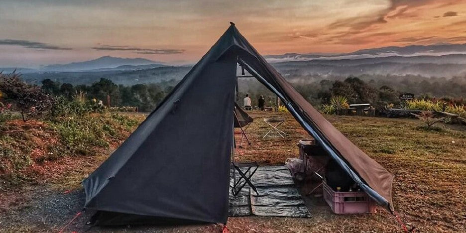 tente-camping-conique-noire-paysage