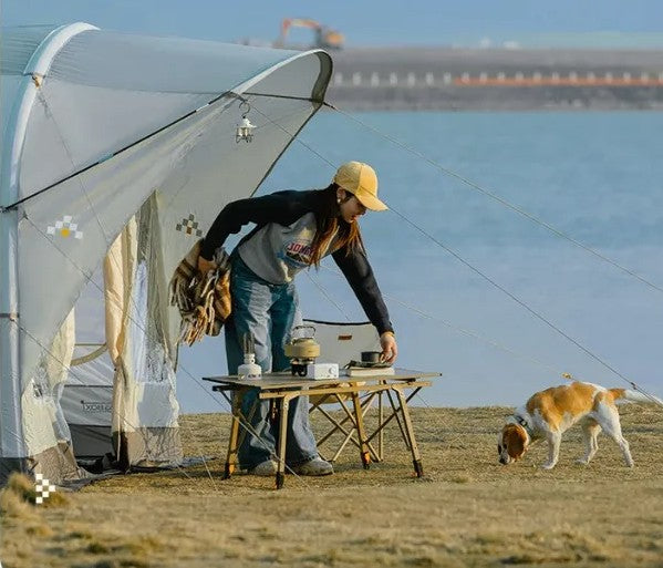 tente gonflable la parfaite femme devant tente