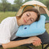 tete-femme-sur-coussin-gonflable-bleu