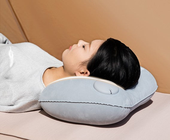 femme dort sur coussin gonflable